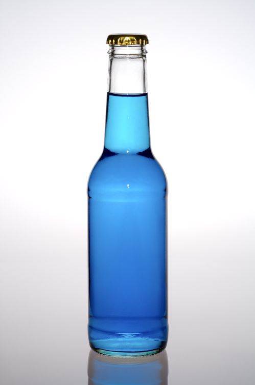 装着蓝色饮料的玻璃瓶 精品素材
